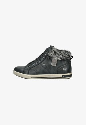 Schwarze Leder High-Top Sneaker mit Kragen aus Kunstpelz, strukturierter Oberfläche, Gummisohle und grauen Akzenten an der Ferse und Zunge.