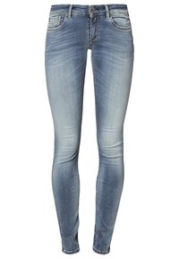 Jeans ajustados de mezclilla, con un lavado azul claro, diseño de cinco bolsillos y un ligero desgastado a lo largo de las piernas. Cierre estándar con botón y cremallera.