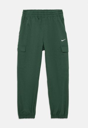 Pantalons de jogging verts en tissu doux, dotés d'une taille élastique, de chevilles resserrées et de poches cargo latérales. Inclut un accent de logo blanc.