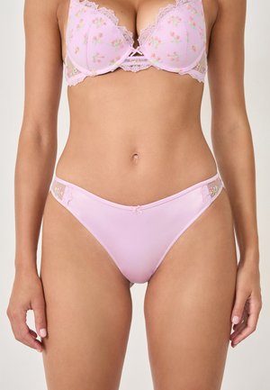 Hellrosa Lingerie-Set mit floralen Stickereien, bestehend aus einem gepolsterten BH mit Spitzenkanten und passenden Bikini-Slips mit seitlichen Akzenten.