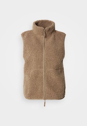 Vaaleanruskea fleece-liivi, jossa on korkea kaulus, etuvetoketju ja teksturoitu, pörröinen pinta. Varustettu kahdella etutaskulla.