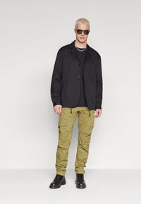 Replay JOE PANTS - Reisitaskuhousut - khaki