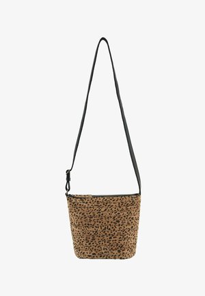 Sac bandoulière en imprimé léopard fabriqué en tissu à texture lisse ; il est doté d'une fine bandoulière noire réglable et d'une fermeture éclair.