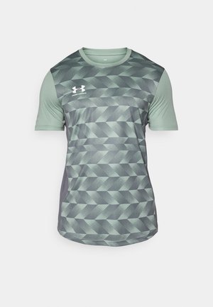 Grünes sportliches Shirt mit geometrischem Muster und kurzen Ärmeln, aus leichtem Material gefertigt, mit rundem Ausschnitt und Logo auf der Vorderseite.