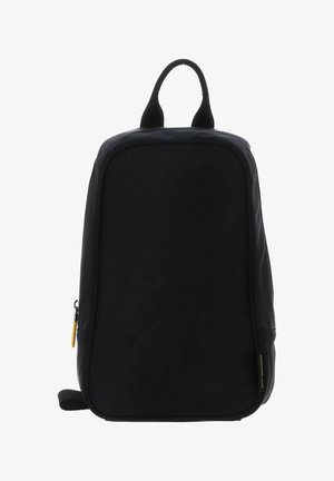 Sac à dos noir en matériau durable, de forme rectangulaire, équipé d'une poignée supérieure et d'une fermeture éclair avec un accent en métal jaune près du zip.