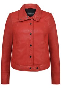 Červená kožená bunda s límcem, zapínáním na patentky, dvěma předními kapsami a hladkým texturovaným povrchem.