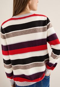 Strickpullover mit breiten Streifen in Rot, Schwarz, Weiß, Lila und Braun. Ribbelkragen und -bündchen mit lässiger Passform. Weiche Textur.