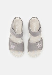 Grå semsket sandaler med to justerbare stroppar, en strukturert såle med sommerfugl mønster, og en stjernedekorasjon med rhinestones.
