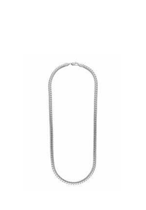Silberne Fischgrätenkette mit flachem, glattem Design und Karabinerverschluss, in U-Form auf schlicht weißem Hintergrund angeordnet.