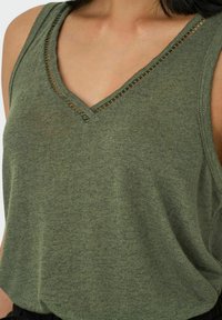 ONLY ONLPENNY V-NECK JRS NOOS - Top - ivy green