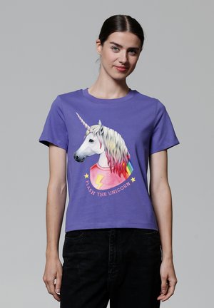 Paarse katoenen t-shirt met een eenhoornafbeelding met een meerkleurige manen, bliksemschichtaccenten en de tekst "FLASH DE EENHOORN."