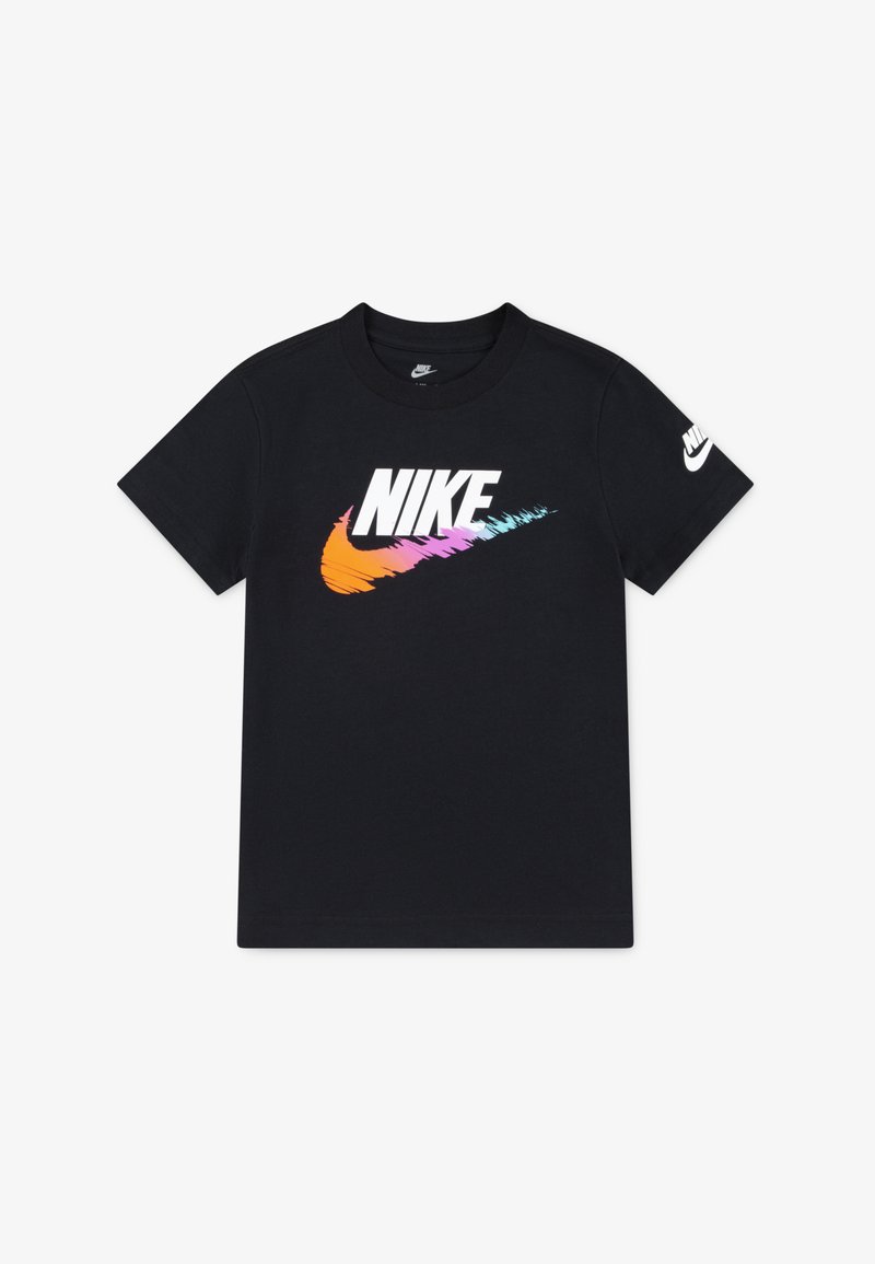 Svart bomull t-skjorte med et stort, flerfarget Nike-logo i hvitt, oransje, rosa og blått på fronten, samt en liten logo på ermet.