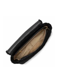 Pochette nera con un'esterno texturizzato simile alla pelliccia e un'apertura in pelle liscia. Aperta, rivela un interno foderato in tessuto beige con una tasca con zip.