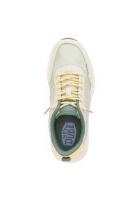Hellgrüner Sneaker aus einem Mix aus Stoff und Netzmaterial, mit gelben Schnürsenkeln und lila Logo. Runde Zehenpartie und strukturierte Sohle.