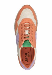 Baskets multicolores avec un mélange de cuir orange, de tissu beige et d'accents violets. Conception à lacets avec un col rembourré et une semelle intérieure rembourrée.