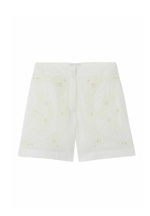 Shorts blancos de cintura alta con sutiles patrones florales bordados y cierre central con botón sobre un fondo liso.
