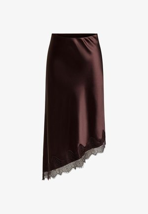 Jupe midi en satin marron foncé avec ourlet asymétrique et bordure en dentelle noire le long du bord inférieur.