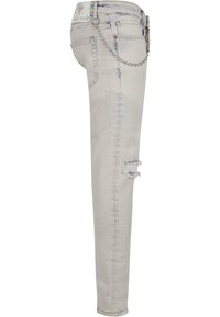 Világoskék, elnyűtt részletekkel és lánc kiegészítővel a hátsó zseben rendelkező skinny farmernadrág. Sima felület, karcsú szabás.