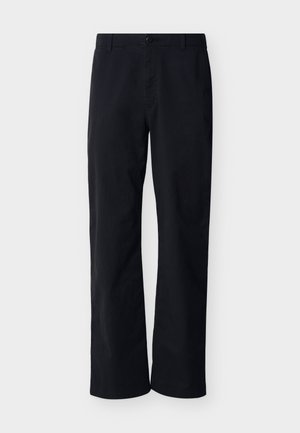 Pantalones negros de pierna recta con cierre de botón y cremallera, presillas para cinturón y bolsillos frontales, mostrados sobre un fondo claro y liso.