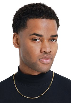 Collier en chaîne dorée porté sur un col roulé noir, présentant un design plat et à maillons, avec une texture lisse contre la peau.