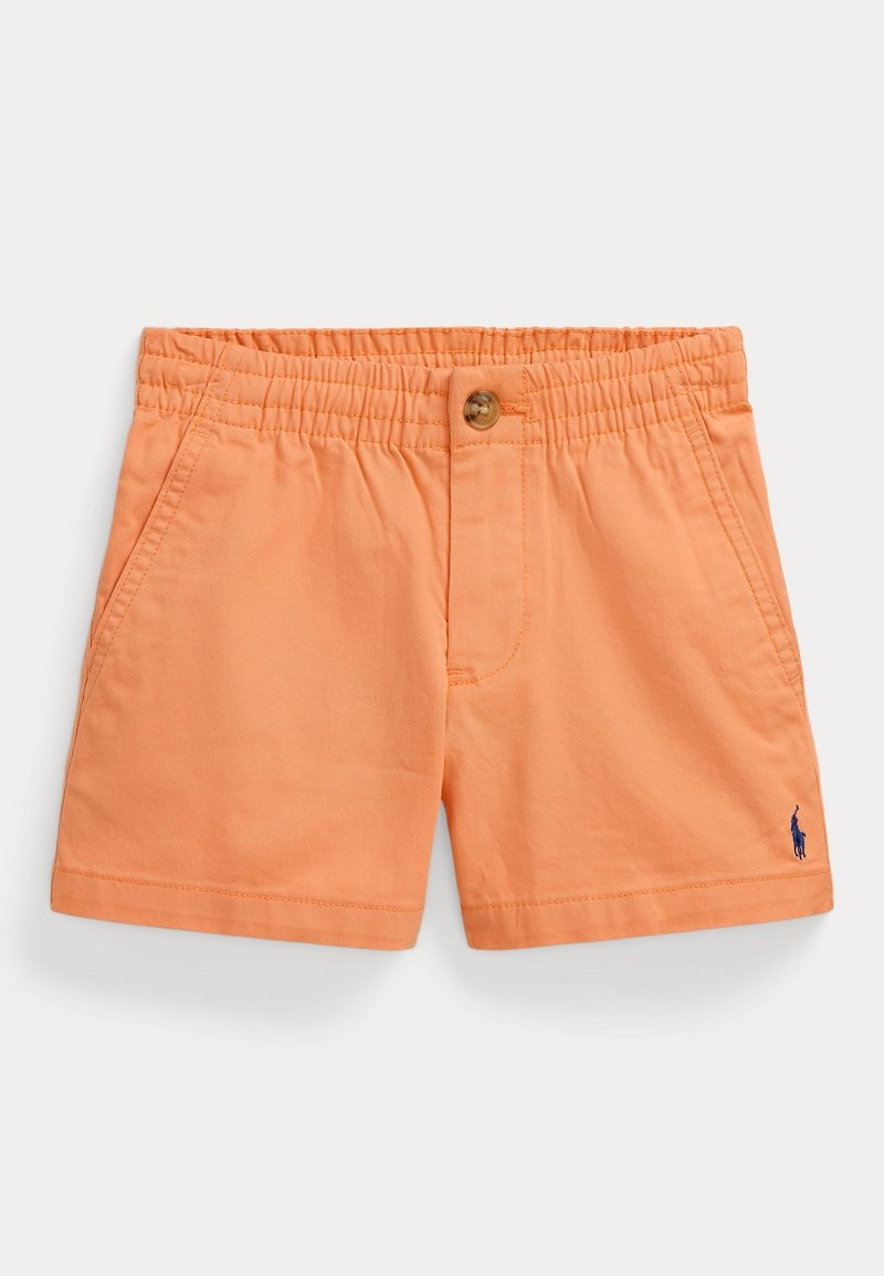 Shorts orange pour enfants avec taille élastique, fermeture par bouton, poches latérales et petit logo brodé bleu sur la jambe droite en bas.