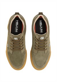 Zapatillas de ante verde con acentos de malla, suela de goma marrón y cordones marrones. Presenta la marca "HELIUM" en las plantillas negras. Diseño de punta redondeada.