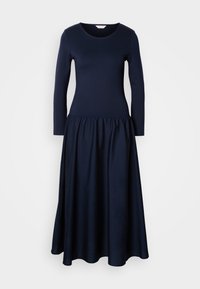 Laivasilmäinen pitkähiha dressi, jossa on pyöreä kaula-aukko ja kootut vyötärö, ominaisuutenaan valuva hame ja pehmeä kangas rakenne.