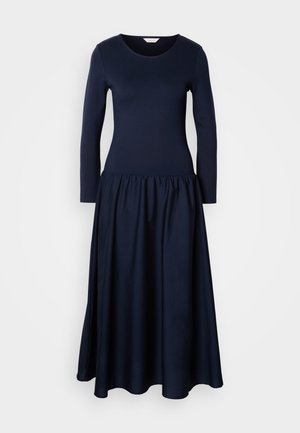 Vestido de manga comprida azul-marinho com decote redondo e cintura franzida, apresentando uma saia fluida e um tecido suave.
