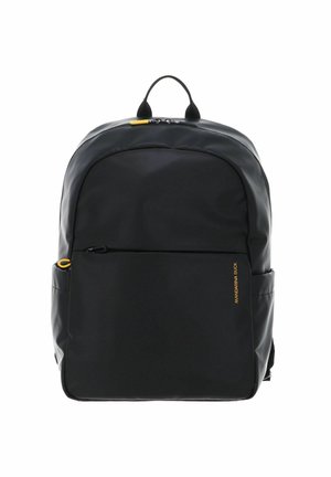Zaino nero con finitura liscia e opaca. Presenta una chiusura superiore con zip, tasca frontale e dettagli in hardware giallo brillante. Logo testuale sul fronte.
