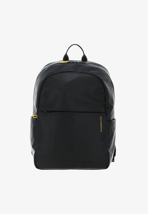 Sac à dos noir avec une finition mate lisse. Dispose d'un compartiment supérieur zippé, d'une poche avant et d'accents matériels jaune vif. Logo en texte à l'avant.