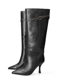 Bottes en cuir noir montantes avec un bout pointu et un talon aiguille. Une fine sangle avec un détail de boucle orne la tige supérieure.