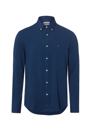 Camicia blu navy a maniche lunghe con bottoni, colletto abbottonato e piccolo logo rosso, bianco e blu sul petto sinistro.