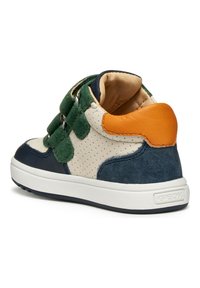 Sneaker alta in blu navy, verde, beige e arancione. Caratterizzato da un materiale forato e strap in Velcro. Suola in gomma con branding sottile.