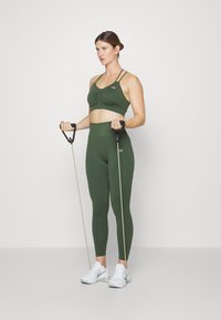 ICANIWILL DEFINE SEAMLESS SCRUNCH BRA - Sujetadores deportivos con sujeción media - autumn green
