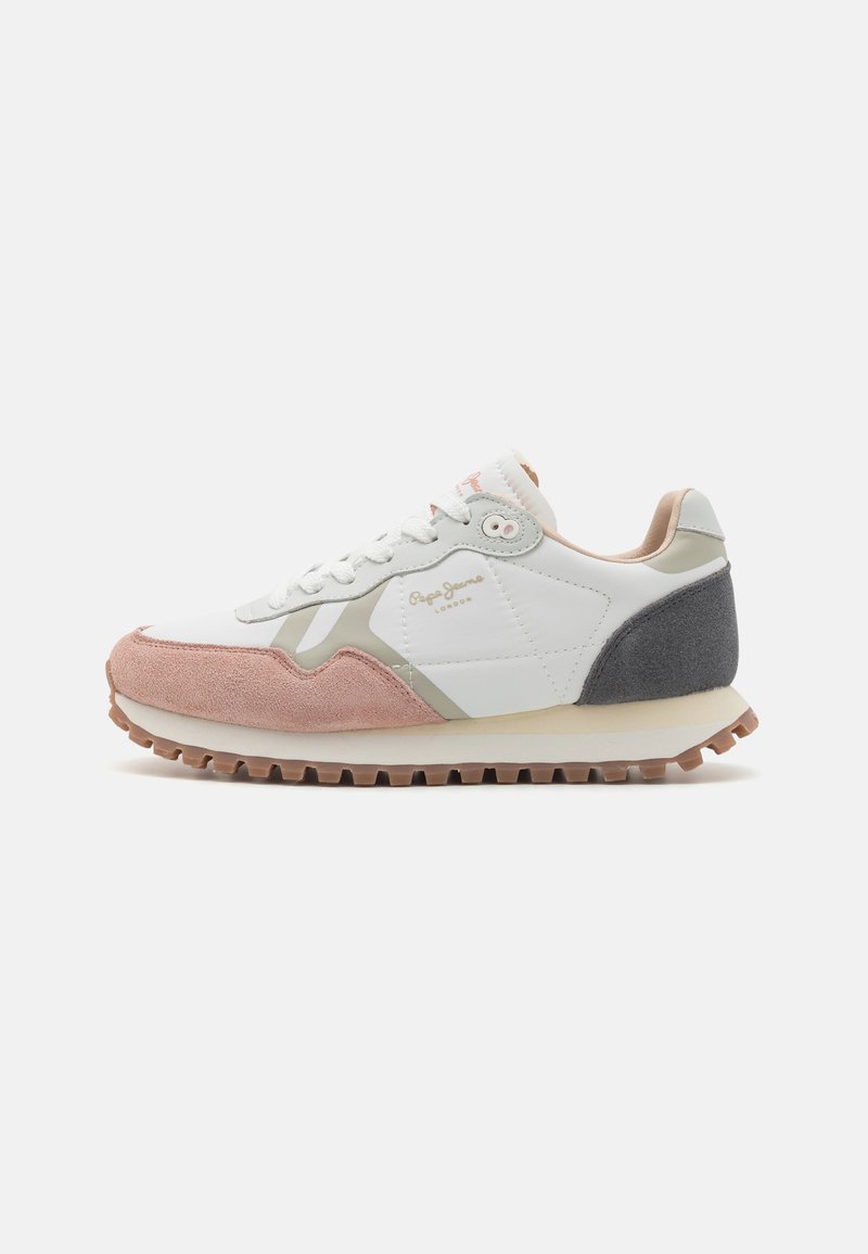 Sneaker bianco e rosa con tomaia in suede e pelle, accenti grigi, lacci bianchi e suola testurizzata per una migliore aderenza. Vista laterale.