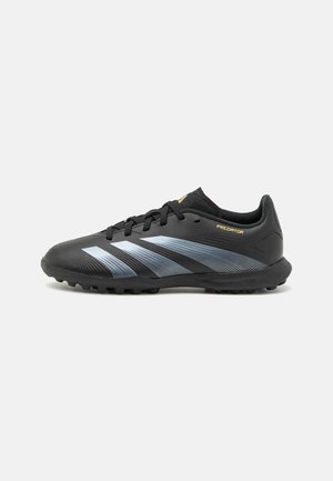 Zapatilla de fútbol negra con un diseño elegante, con rayas azul claro y acentos dorados, fabricada con material sintético suave y suela texturizada.