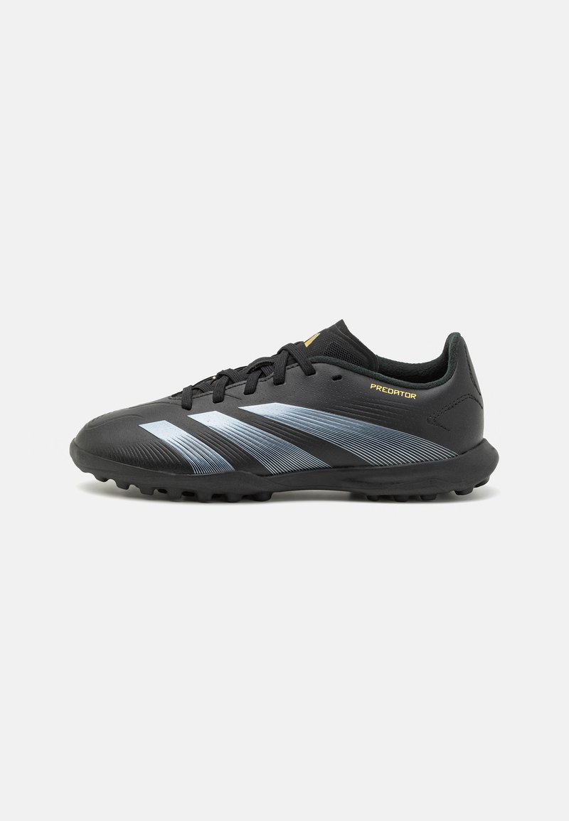 Chaussure de football noire au design élégant, avec des rayures bleu clair et des accents dorés, fabriquée en matériau synthétique lisse avec une semelle texturée.