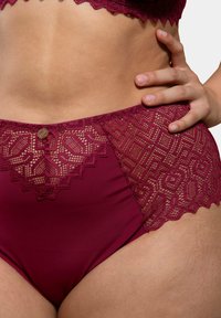 Sous-vêtements taille haute bordeaux avec un design en dentelle élaboré sur le devant et sur les côtés, avec un détail de bouton décoratif à la taille.