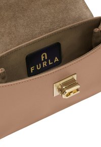 Borsa a tracolla beige con texture a pallini, dotata di una chiusura rettangolare dorata e di un'etichetta nera all'interno con la scritta "FURLA" in rilievo dorato. Fodera interna liscia.