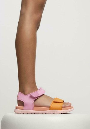 Sandali multicolori con cinghie rosa e arancioni, regolabili con Velcro, e una suola rosa. Design leggero adatto per l'uso quotidiano.