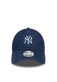 Casquette de baseball en denim bleu marine avec une sangle ajustable, comportant un logo NY brodé en blanc sur le devant et une visière courbée.