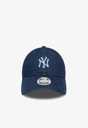Marineblaue Denim-Baseballmütze mit verstellbarem Riemen, ausgestattet mit einem weißen gestickten NY-Logo auf der Vorderseite und einem gebogenen Schirm.