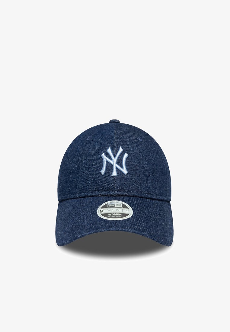 Căciulă de baseball din denim albastru închis, cu o curea ajustabilă, având un logo alb brodat NY în față și visieră curbată.