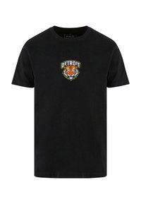 Tricou negru din bumbac, cu un grafic de tigru și textul "DETROIT" deasupra, în alb și portocaliu. Guler clasic rotund și mâneci scurte.