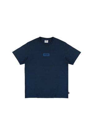 Granatowa bawełniana koszulka z krótkimi rękawami, okrągłym dekoltem i małym prostokątnym logo w jaśniejszym odcieniu na piersi.