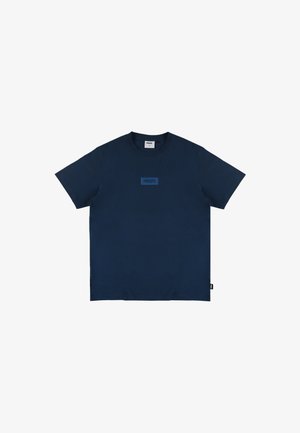 Granatowa bawełniana koszulka z krótkimi rękawami, okrągłym dekoltem i małym prostokątnym logo w jaśniejszym odcieniu na piersi.
