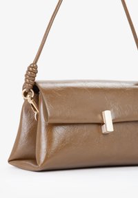 Borsa a tracolla in ecopelle marrone con patta pieghevole, forma rettangolare e hardware in tonalità oro. Superficie testurizzata e dettaglio del manico arrotolato.