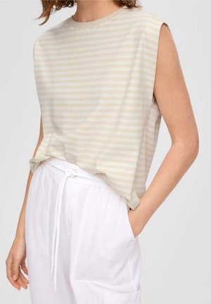 Ärmelloses gestreiftes Oberteil in hellem Beige und Creme mit rundem Ausschnitt und legerer Passform, kombiniert mit weißen Jogginghosen mit Kordelzug.