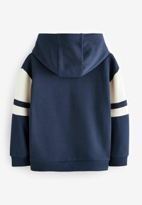 Sweat à capuche bleu marine avec des manches crème et deux rayures bleu foncé. Fabriqué en tissu doux avec des poignets et un ourlet côtelés.