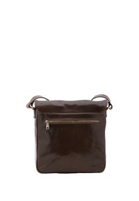 Borsa a tracolla in pelle marrone con finitura lucida, dotata di tasca frontale con zip e tracolla regolabile. Forma quadrata con linee pulite.